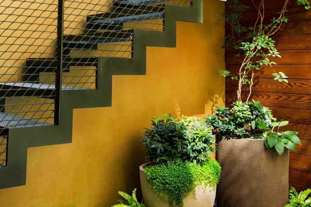 Plan pots and stairs in garden